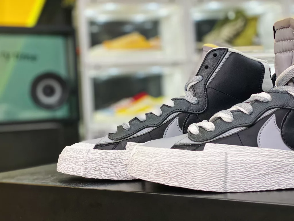 The strongest toxic version of Sacai x Nike Blazer Mid has been stored in four colors, with built-in NFC sensing chip. Currently, the most mature Sacai high top ‼️ Original cardboard last creates a natural small waist # Difference in the original factory's top layer leather material, market imitation top layer version # 10