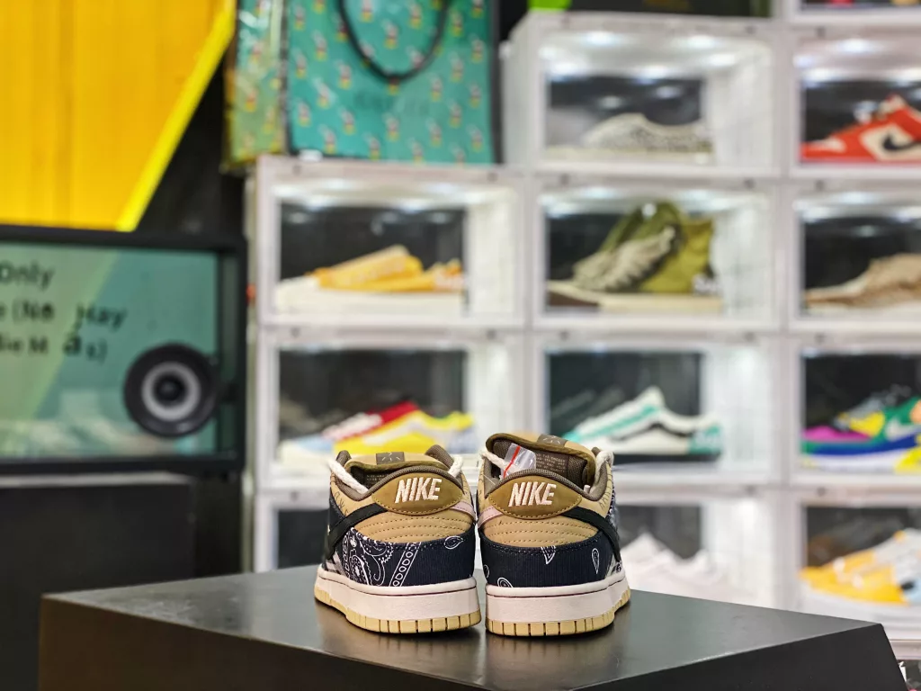 Travis Scott × The SB Dunk cashew nut cashew flower original box version has a double-layer upper that can be torn apart. After the AJ and AF1 shoes, TS and Nike have a brand new collaboration shoe that also adopts a splicing design, but uses a higher 10% material