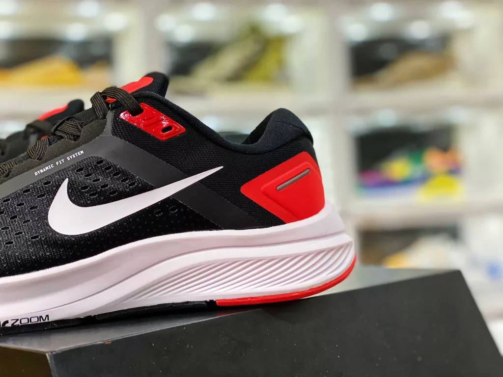 The Nike Zoom Structure 23 features a breathable and comfortable Jacquard surface, while a soft bottom provides excellent breathability and anti wear cushioning. The Zoom Air unit at the bottom of the center section provides wearers with a more comfortable foot feel. Physical inspection 10