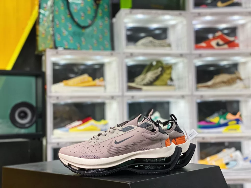 The overall design of the Nike Air Zoom Double stacked marathon continues the streamlined silhouette of the Nike Running family, with the biggest highlight being the hollowed out design of the exposed Zoom Air unit, which is the 10th in the middle