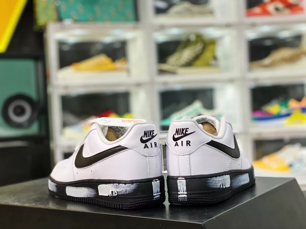 Nike Air Force 1 Low Black and White Graffiti Product Number: cz7898 100 Overseas Officially Released for Real Time Shooting in China First Customer Supplied Mold Raw Material Built-in Full Length Solo Original Last Cardboard to Create the Most Perfect Air Force Shoe Shape 10