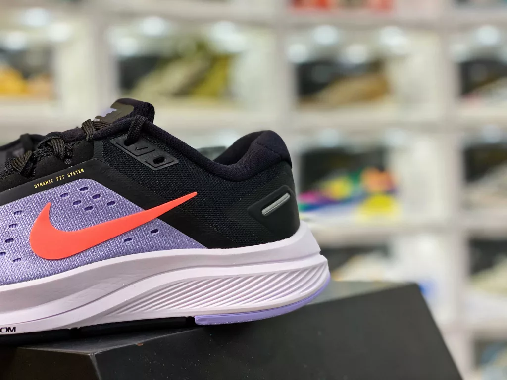 The Nike Zoom Structure 23 features a breathable and comfortable Jacquard surface, while a soft bottom provides excellent breathability and anti wear cushioning. The Zoom Air unit at the bottom of the center section provides wearers with a more comfortable foot feel. Physical inspection 10