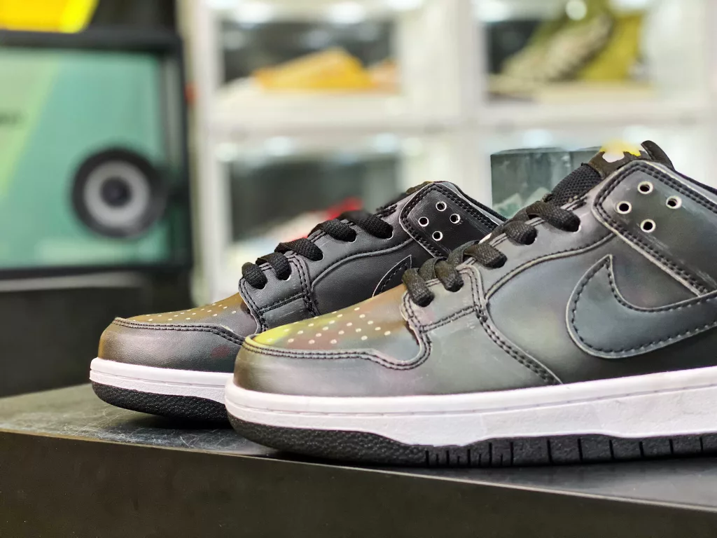 The Nike SB dunk low thermal imaging CZ5123-001 black shoe may seem ordinary, but underneath it lies a mystery. The special shoe material will present a colorful thermal imaging effect when heated and exposed to light