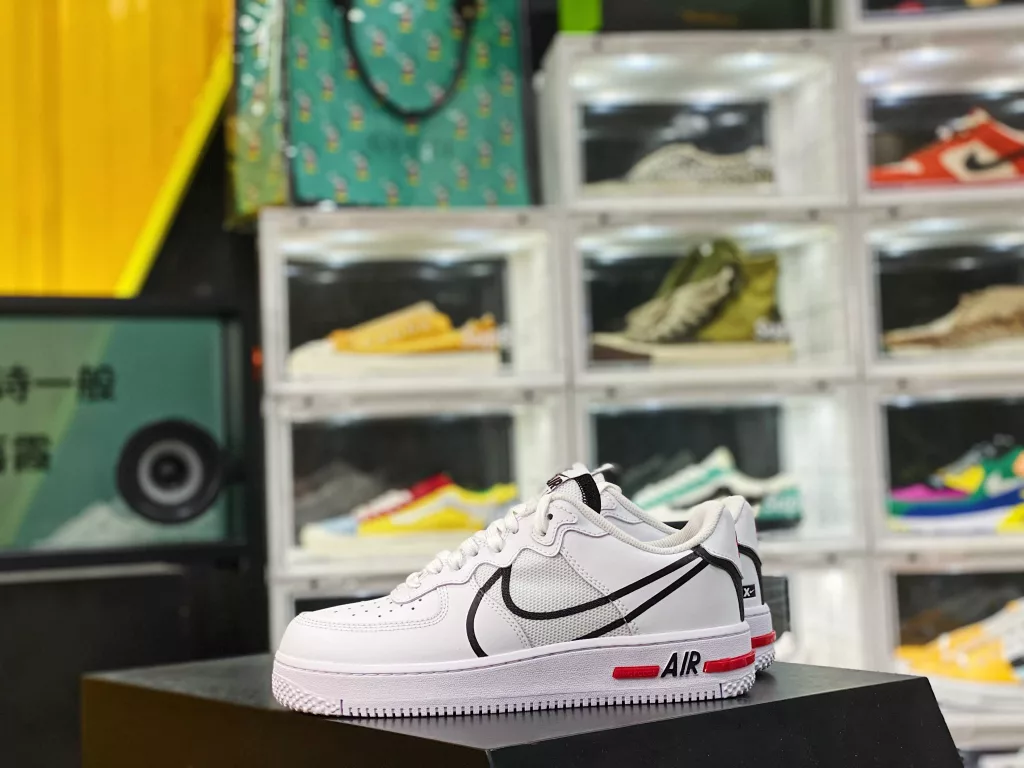 The biggest highlight of the AIR FORCE 1 REACT WHITE D/MS/X white red classic color CD4366-100 is the midsole equipped with full-length React cushioning technology, while the heel position also preserves the Air unit Reac10