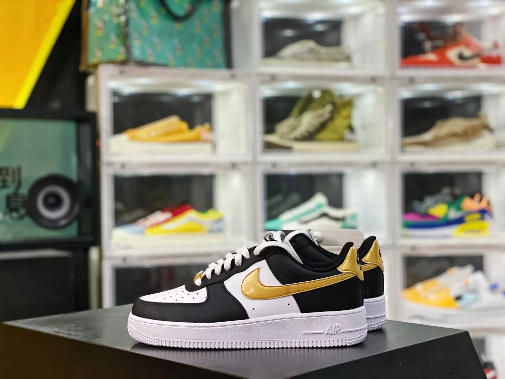 The Air Force 1 Black and Gold Toe officially releases a new color scheme, customer supplied molds, raw materials, and built-in full length Solo original last cardboard 👏🏻 Create the most perfect Air Force shoe shape exclusively for physical counter mixed sales. Product number: CN8535-10010