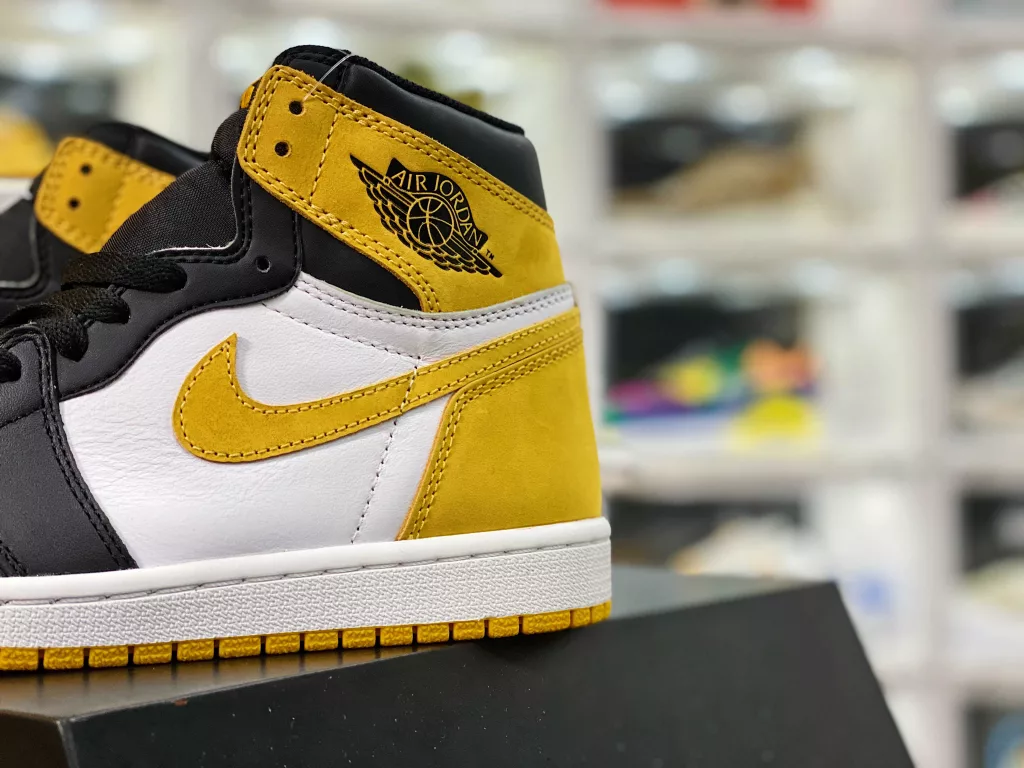 Air Jordan 1 Mid Obsidian AJ1 Jordan 1 Mid Top Basketball Shoe/Yellow Suede Six Crown King Product Number: 555088-115 Original Top Soft Cowhide midsole with glue injection, empty steel seal, complete source box 10