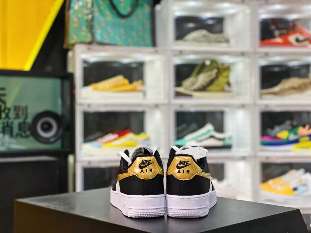 The Air Force 1 Black and Gold Toe officially releases a new color scheme, customer supplied molds, raw materials, and built-in full length Solo original last cardboard 👏🏻 Create the most perfect Air Force shoe shape exclusively for physical counter mixed sales. Product number: CN8535-10010