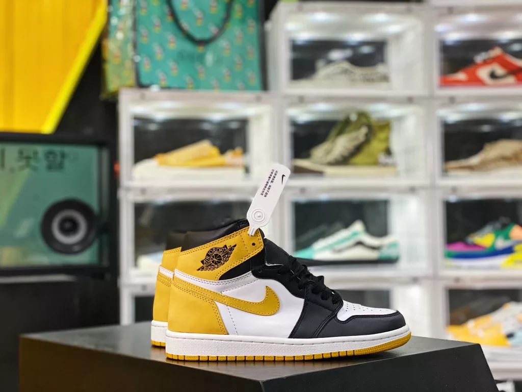 Air Jordan 1 Mid Obsidian AJ1 Jordan 1 Mid Top Basketball Shoe/Yellow Suede Six Crown King Product Number: 555088-115 Original Top Soft Cowhide midsole with glue injection, empty steel seal, complete source box 10