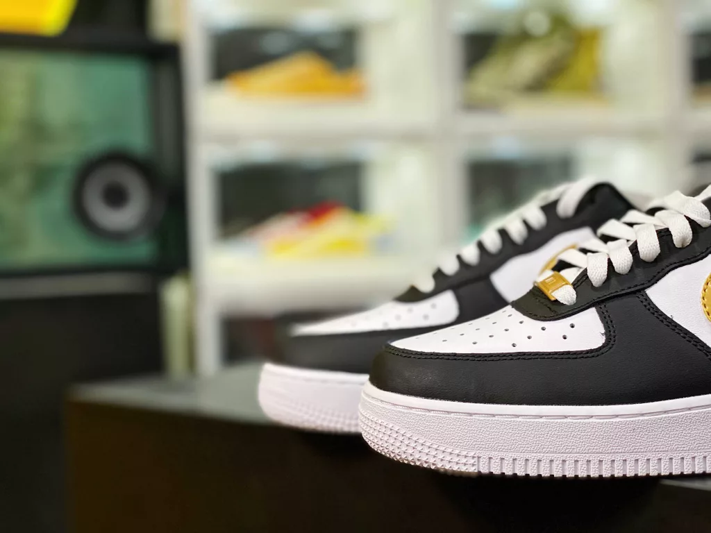 The Air Force 1 Black and Gold Toe officially releases a new color scheme, customer supplied molds, raw materials, and built-in full length Solo original last cardboard 👏🏻 Create the most perfect Air Force shoe shape exclusively for physical counter mixed sales. Product number: CN8535-10010