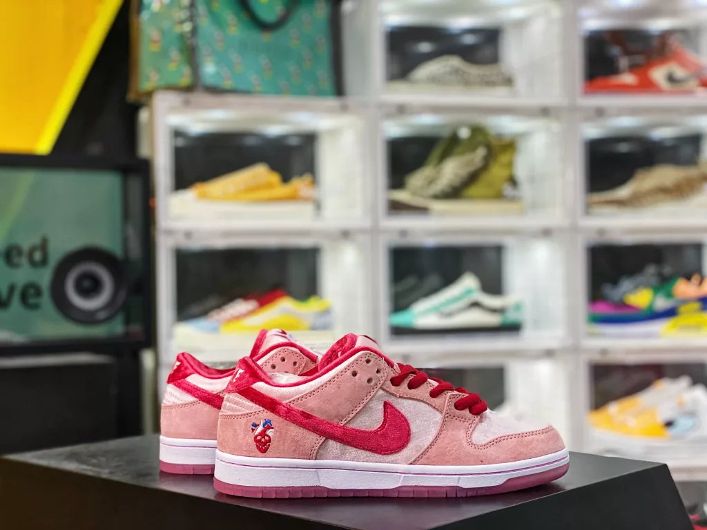 Men's and women's shoes in genuine half size system # built-in Sole air cushion # double layer RB+foam midsole ❗ The sweet atmosphere is irresistible, join hands with California skateboarding store StrangeLove x Nike SB Dunk Low 