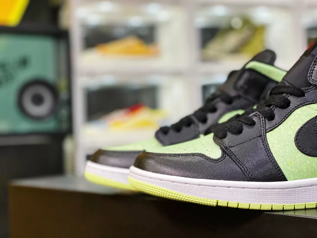 The new batch of company level Air Jordan 1 Mid Black and Green Original Archive Original Model Big Sole Full Shoes Made of Genuine Leather Material with Fine and Accurate Hand Feel, Perfect Detail Explanation of Folding Process 10