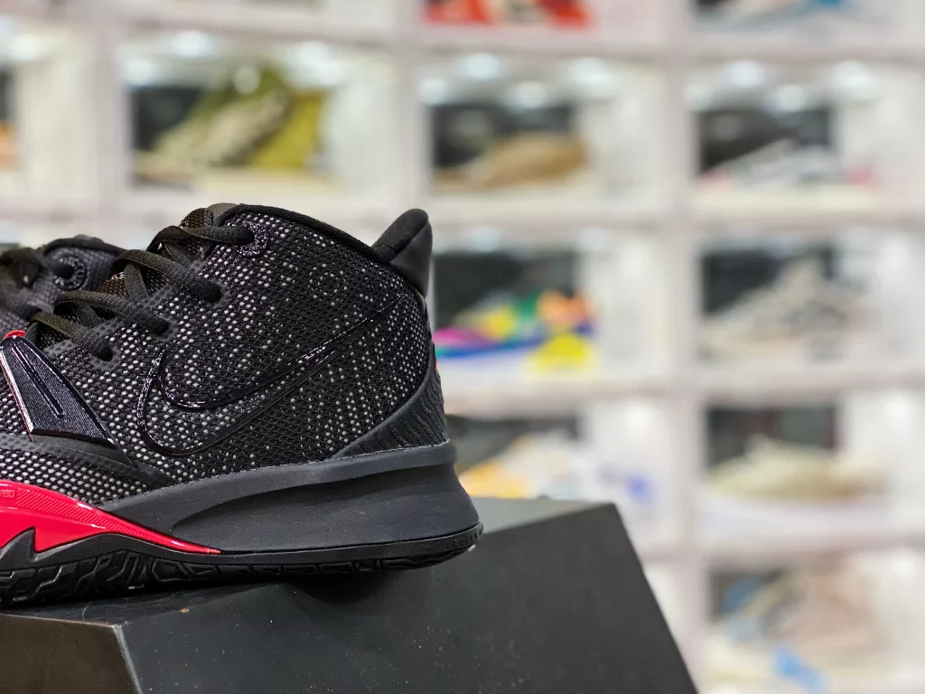 Nike Kyrie 7 Pre Heat Ep Irving Generation 7 Black and White Color Pairing Real Shot First Exclusive Pure Original Full Shoe Original File Embroidery Details Accurately Restored Original MD Cushioning midsole with Original Zoom turbo Air Cushion Item 10