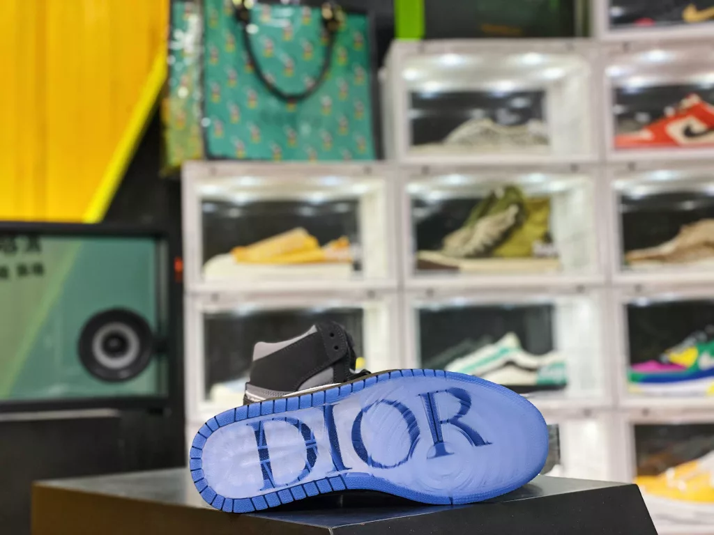 The Dior x Air Jordan 1 custom black adopts the same design as the high top, applying the same color scheme and details to the low top shoe shape. The flying wing logo also has the word AIR DIOR, and the same blue crystal outsole reveals 10