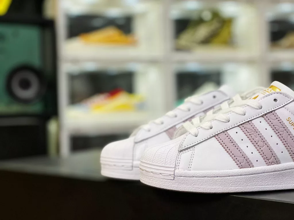 Adidas Originals SUPERSTAR Clover Shell Head 50th Anniversary Flower Taro Purple This SUPERSTAR classic shoe reshapes the classic with a modern, lively and trendy temperament. Pair with a beautiful skirt or sparkle 10