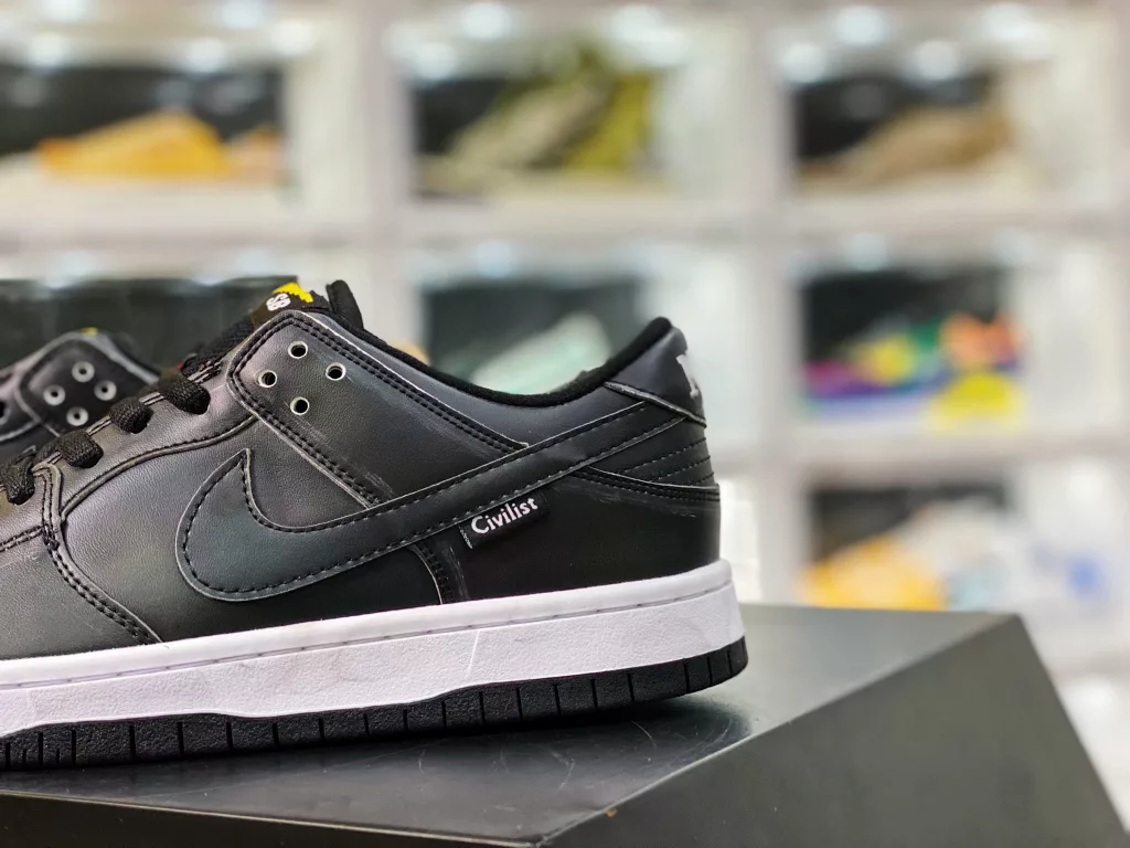 The Nike SB dunk low thermal imaging CZ5123-001 black shoe may seem ordinary, but underneath it lies a mystery. The special shoe material will present a colorful thermal imaging effect when heated and exposed to light