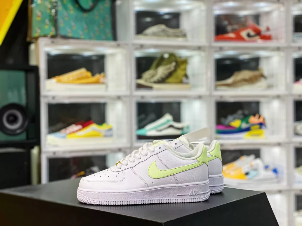 The Air Force 1 ensures a refreshing color scheme while also embellishing special details. This pair of shoes features a low cut Air Force 1 Low silhouette as the design blueprint, with a pure white color scheme as the main tone, presenting a classic temperament. ten