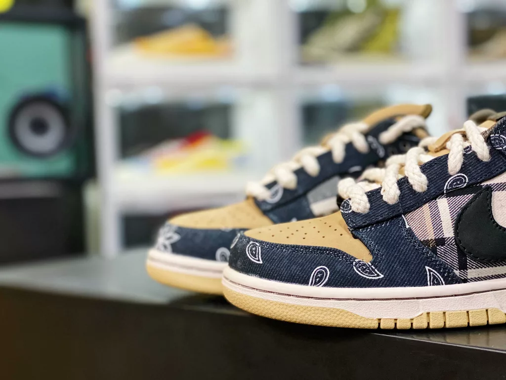 Travis Scott × The SB Dunk cashew nut cashew flower original box version has a double-layer upper that can be torn apart. After the AJ and AF1 shoes, TS and Nike have a brand new collaboration shoe that also adopts a splicing design, but uses a higher 10% material