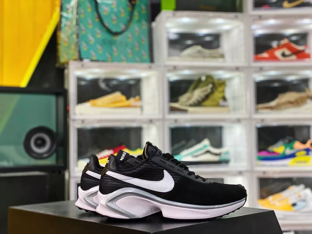 Nike D/MS/X WAFFLE has always been a leader in shoe design innovation, especially the Nike D/MS/X series, which was born in the past two years, breaking through traditional styling and committed to creating new shoes that overturn tradition. Streamlined midsole design conforms to D10