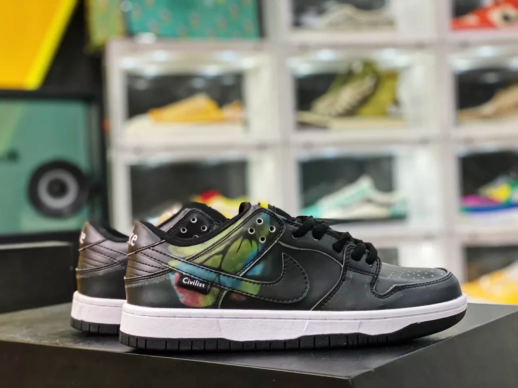 The Nike SB dunk low thermal imaging CZ5123-001 black shoe may seem ordinary, but underneath it lies a mystery. The special shoe material will present a colorful thermal imaging effect when heated and exposed to light