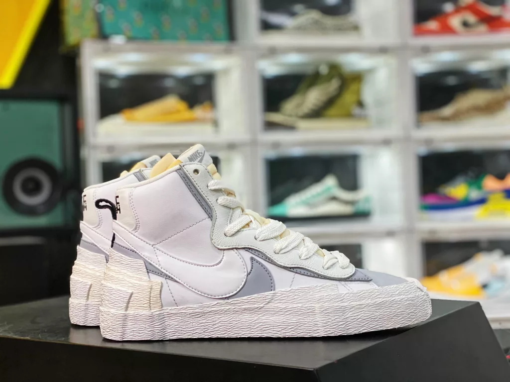 The strongest toxic version of Sacai x Nike Blazer Mid has been stored in four colors, with built-in NFC sensing chip. Currently, the most mature Sacai high top ‼️ Original cardboard last creates a natural small waist # Difference in the original factory's top layer leather material, market imitation top layer version # 10