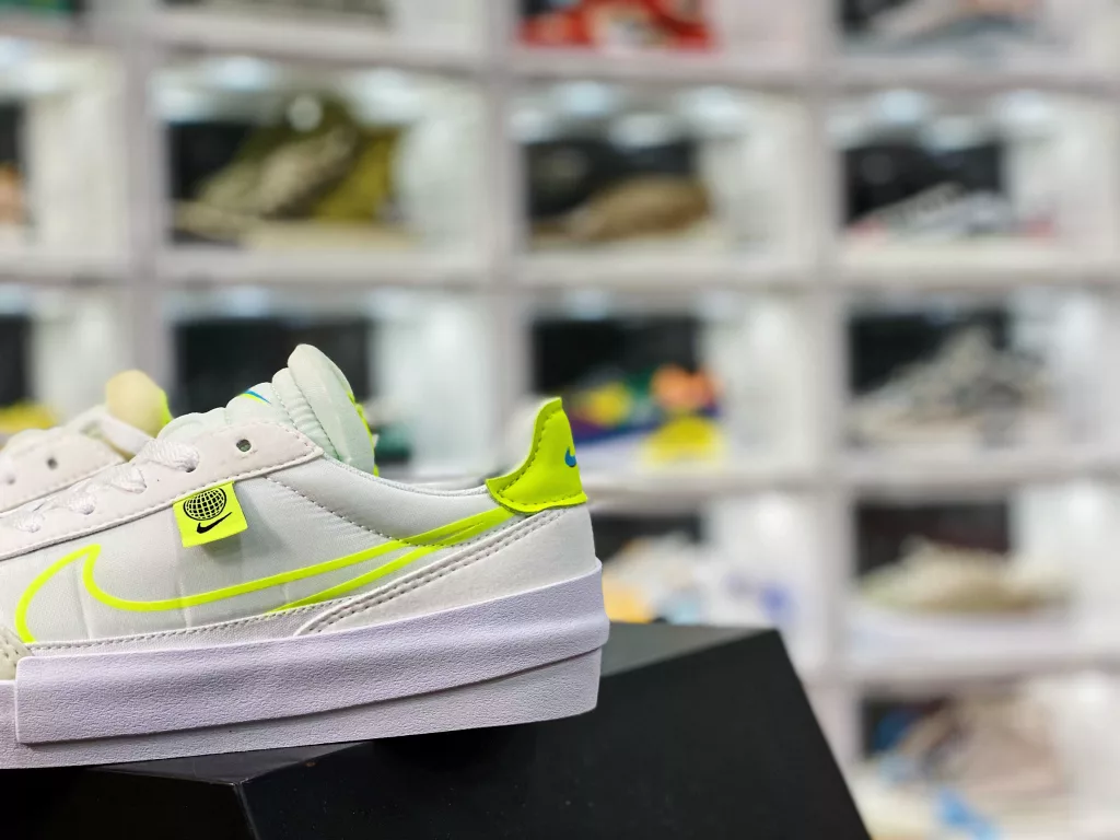 The Nike Drop Type LX continues its consistent deconstructive style with a predominantly white tone, while the canvas, suede, and leather materials sculpt the shoe body, greatly enhancing the overall sense of layering. The shoe is adorned with representative sunlight on both sides ☀️ The grass is green and highly recognizable. ten