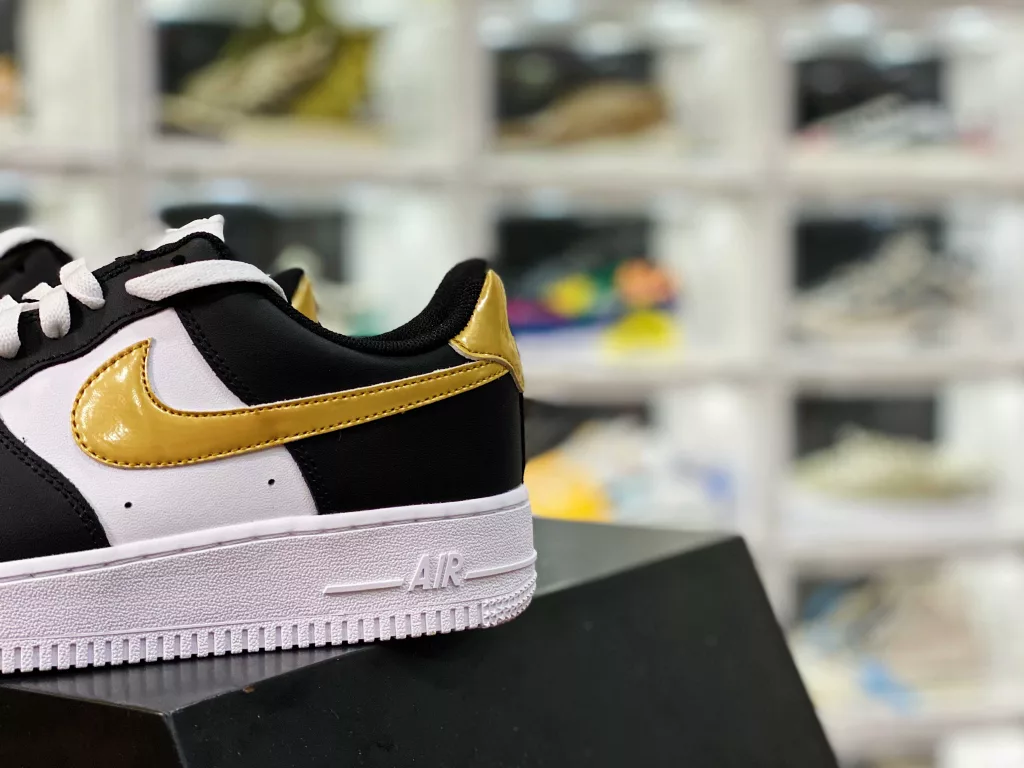 The Air Force 1 Black and Gold Toe officially releases a new color scheme, customer supplied molds, raw materials, and built-in full length Solo original last cardboard 👏🏻 Create the most perfect Air Force shoe shape exclusively for physical counter mixed sales. Product number: CN8535-10010