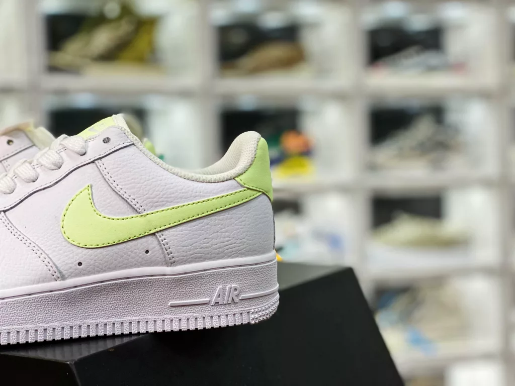 The Air Force 1 ensures a refreshing color scheme while also embellishing special details. This pair of shoes features a low cut Air Force 1 Low silhouette as the design blueprint, with a pure white color scheme as the main tone, presenting a classic temperament. ten