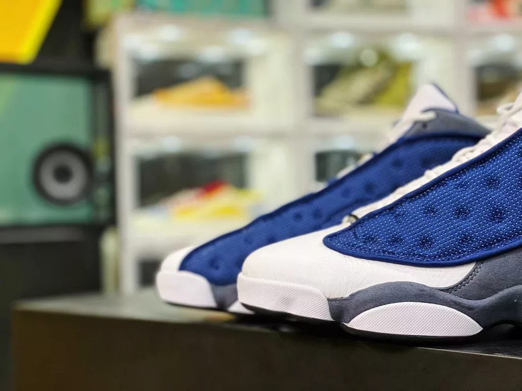 Air Jordan 13 Retro super royal Royal Dongguan factory produces pure original shoes, with almost zero deviation in the development version. Purchase original leather materials, logo, hardware components, and develop private molds at high prices to eliminate fake versions at a glance. # Original shoes 1:110