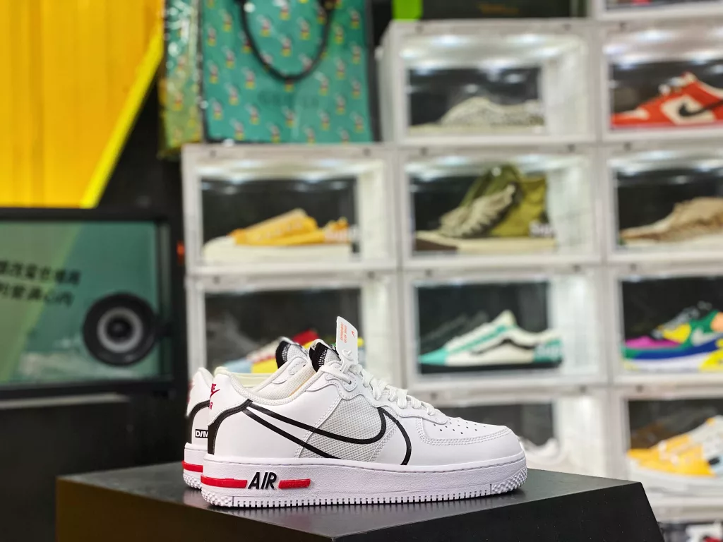 The biggest highlight of the AIR FORCE 1 REACT WHITE D/MS/X white red classic color CD4366-100 is the midsole equipped with full-length React cushioning technology, while the heel position also preserves the Air unit Reac10