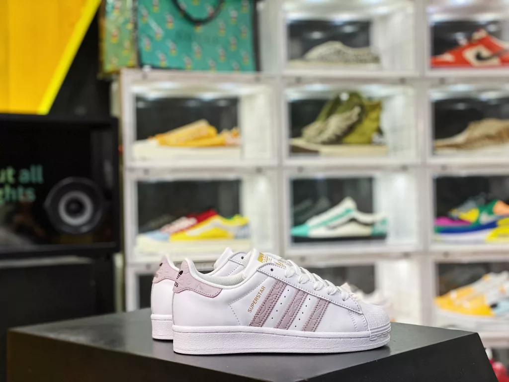 Adidas Originals SUPERSTAR Clover Shell Head 50th Anniversary Flower Taro Purple This SUPERSTAR classic shoe reshapes the classic with a modern, lively and trendy temperament. Pair with a beautiful skirt or sparkle 10