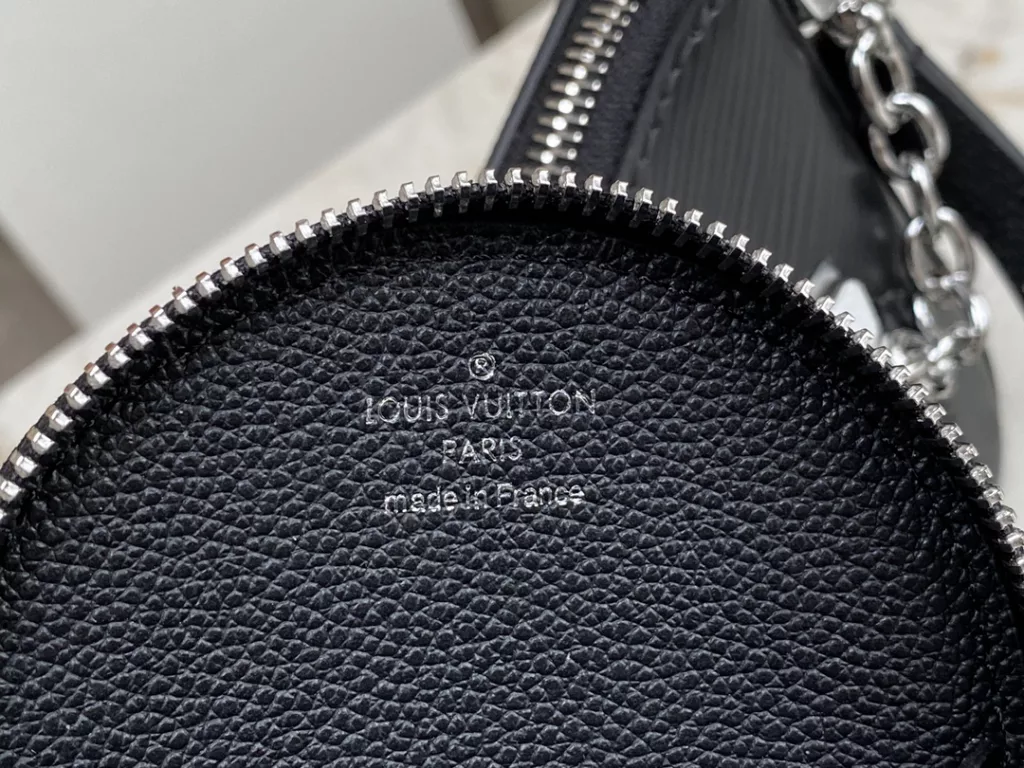 Factory price 630 [Top quality original order] M20098 black water ripple series M20998 MARELLINI handbag (first in China) The Marellini handbag features Louis Vuitton's iconic Epi leather, incorporating the agile elements of the Marelli handbag into a more compact configuration. The circular zero wallet can be easily removed and fixed to the mirror on the bag body through a chain, resting in the front patch pocket. Detailed features 19 x 13.5 x 6.5 cm