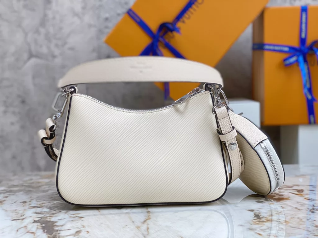 Factory price 630 [Top quality original order] M20098 off white water ripple series M20999 MARELLINI handbag (first in China) The Marellini handbag features Louis Vuitton's iconic Epi leather, incorporating the agile elements of the Marelli handbag into a more compact configuration. The circular zero wallet can be easily removed and fixed to the mirror on the bag body through a chain, resting in the front patch pocket. Detailed features 19 x 13.5 x 6.5 cm