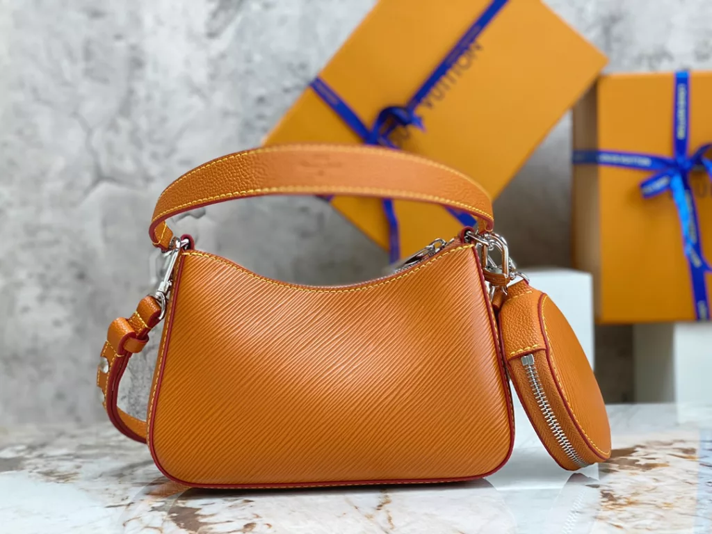 Factory price 630 [Top quality original order] M20098 Caramel water ripple series MARELLINI handbag (first in China) The Marellini handbag features Louis Vuitton's iconic Epi leather, incorporating the agile elements of the Marelli handbag into a more compact configuration. The circular zero wallet can be easily removed and fixed to the mirror on the bag body through a chain, resting in the front patch pocket. Detailed features 19 x 13.5 x 6.5 cm