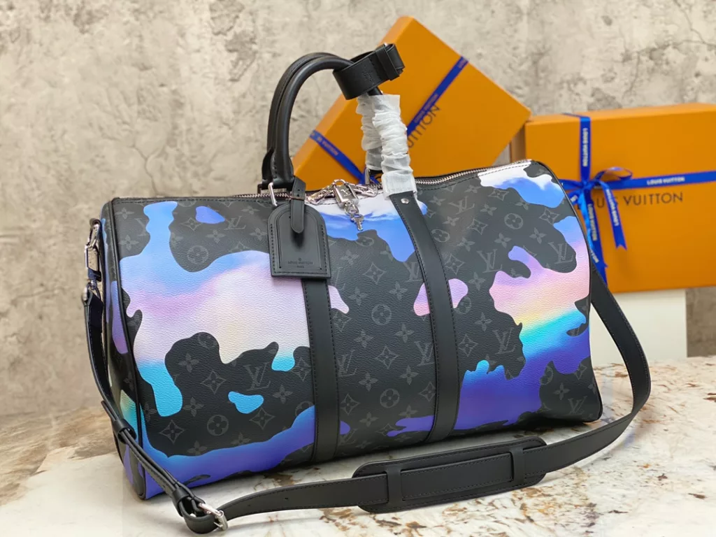 Factory price 650 [Top quality original order] M46356 silk screen graffiti travel bag series Keepall travel bag has been added to the Room with a View series at the end of 2022, depicting the dazzling brilliance of the rising sun for Monogram Eclipse canvas, expressing the unremitting pursuit of freedom and dreams. Flexible configuration suitable for weekend outings or carrying on boarding. Size: 45 × twenty-seven × 20 cm