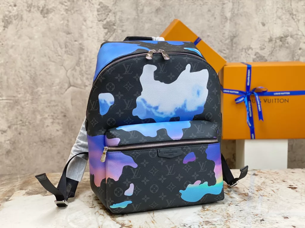 Factory price 570 [Top quality original order] M21429 Black Flower Graffiti Backpack Series DISCOVERY Backpack m21429 Silk Screen (Gradient) This Discovery Backpack comes from the Room with a View capsule series, recalling designer Virgil Abloh's longing for floating clouds. The Monogram Eclipse canvas depicts a serene sunrise in dreamy colors, while cloud patterns create a freehand LV logo. Size: 30 x 40 x 20 cm