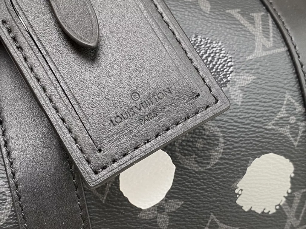 Factory price 650 [Top quality original sheet] M46400 black silk screen travel bag series LV X YK KEEPALL 45 travel bag LV x YK Keepall 45 travel bag comes from Louis Vuitton x Yayoi Kusama cooperation series, depicting dot patterns on the Monogram Eclipse canvas, celebrating the integration of artistic creativity and exquisite craftsmanship, and once again making it a good choice for collection. Japanese artist Yayoi Kusama's fascination with wave points began in his childhood and ran through his personal works as a concrete expression of disorder. Detailed features 45 x 27 x 20 cm