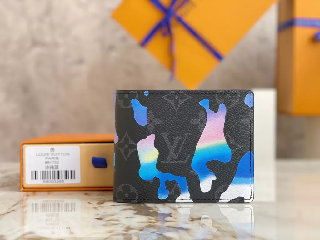 The M81750 silk printed suit wallet series, Multi wallet, draws inspiration from street graffiti art and repaints classic Monogram patterns on coated canvas surfaces. The leather interior features card compartments and pockets to ensure orderly storage. 11.5 x 9 x 1.5 cm