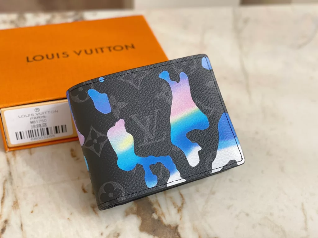 The M81750 silk printed suit wallet series, Multi wallet, draws inspiration from street graffiti art and repaints classic Monogram patterns on coated canvas surfaces. The leather interior features card compartments and pockets to ensure orderly storage. 11.5 x 9 x 1.5 cm