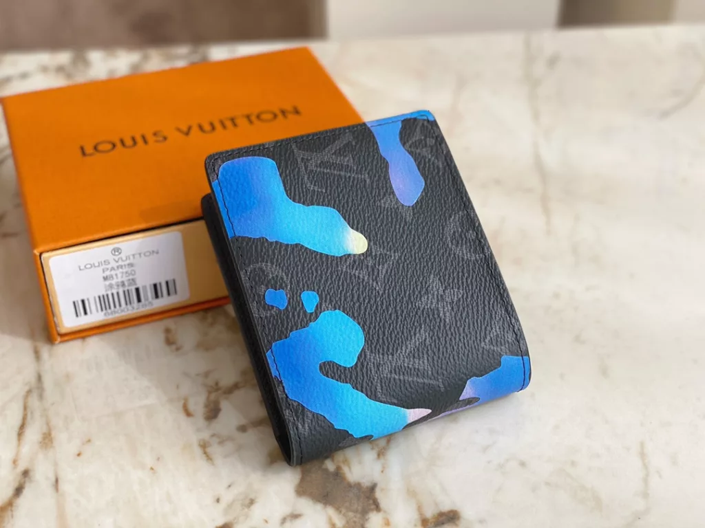 The M81750 silk printed suit wallet series, Multi wallet, draws inspiration from street graffiti art and repaints classic Monogram patterns on coated canvas surfaces. The leather interior features card compartments and pockets to ensure orderly storage. 11.5 x 9 x 1.5 cm