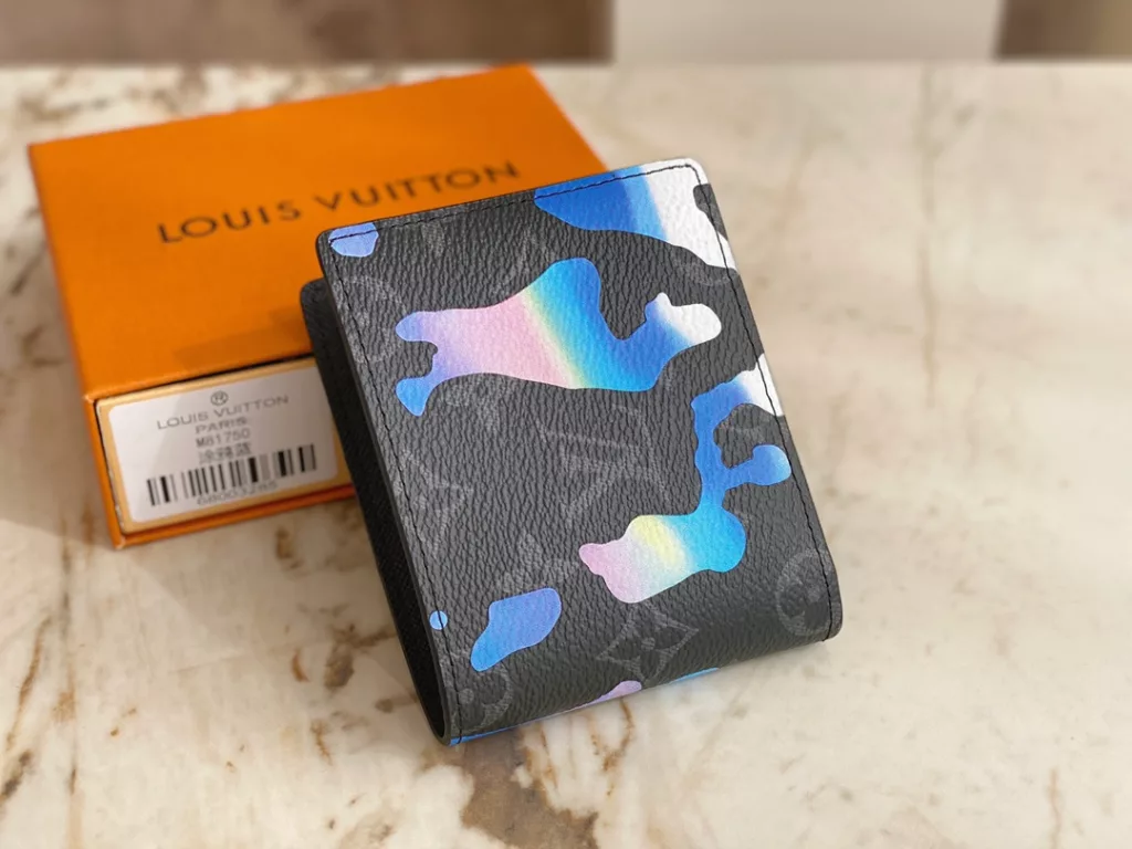 The M81750 silk printed suit wallet series, Multi wallet, draws inspiration from street graffiti art and repaints classic Monogram patterns on coated canvas surfaces. The leather interior features card compartments and pockets to ensure orderly storage. 11.5 x 9 x 1.5 cm