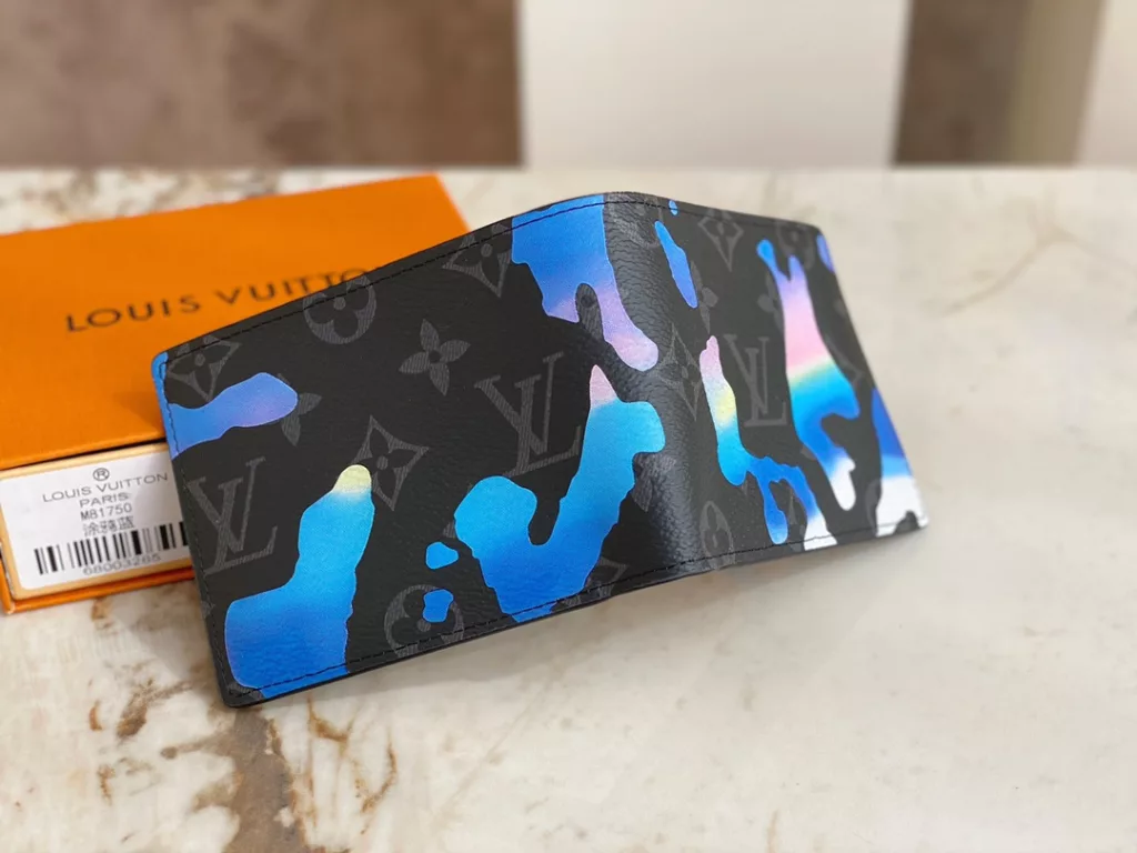 The M81750 silk printed suit wallet series, Multi wallet, draws inspiration from street graffiti art and repaints classic Monogram patterns on coated canvas surfaces. The leather interior features card compartments and pockets to ensure orderly storage. 11.5 x 9 x 1.5 cm