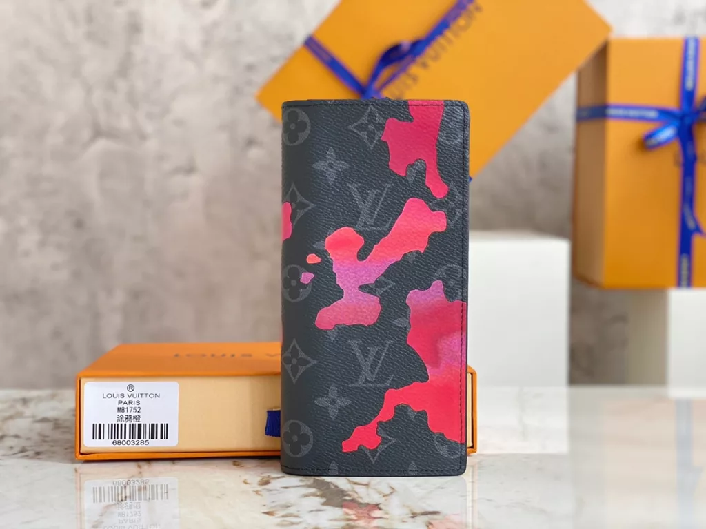 The M81752 Graffiti Silk Screen Suit Wallet Collection draws inspiration from street graffiti art by repainting classic Monogram patterns on coated canvas surfaces. The leather interior features card compartments and pockets to ensure orderly storage. 19 x 10 x 1.5 cm