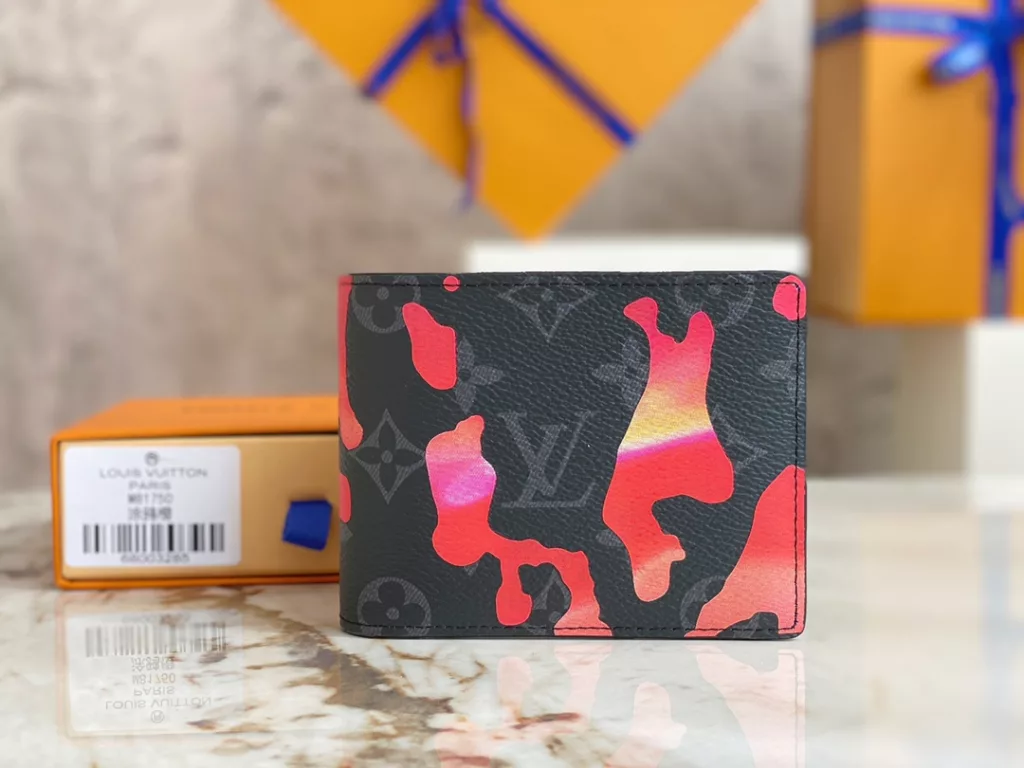 The M81750 silk printed suit wallet series, Multi wallet, draws inspiration from street graffiti art and repaints classic Monogram patterns on coated canvas surfaces. The leather interior features card compartments and pockets to ensure orderly storage. 11.5 x 9 x 1.5 cm