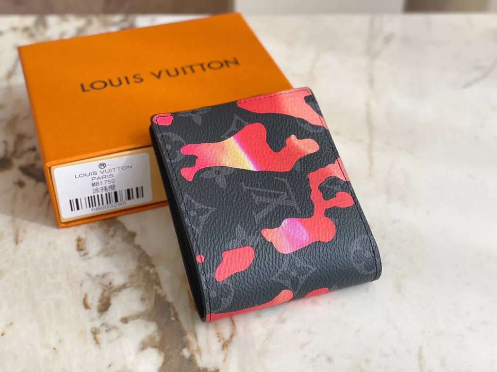 The M81750 silk printed suit wallet series, Multi wallet, draws inspiration from street graffiti art and repaints classic Monogram patterns on coated canvas surfaces. The leather interior features card compartments and pockets to ensure orderly storage. 11.5 x 9 x 1.5 cm