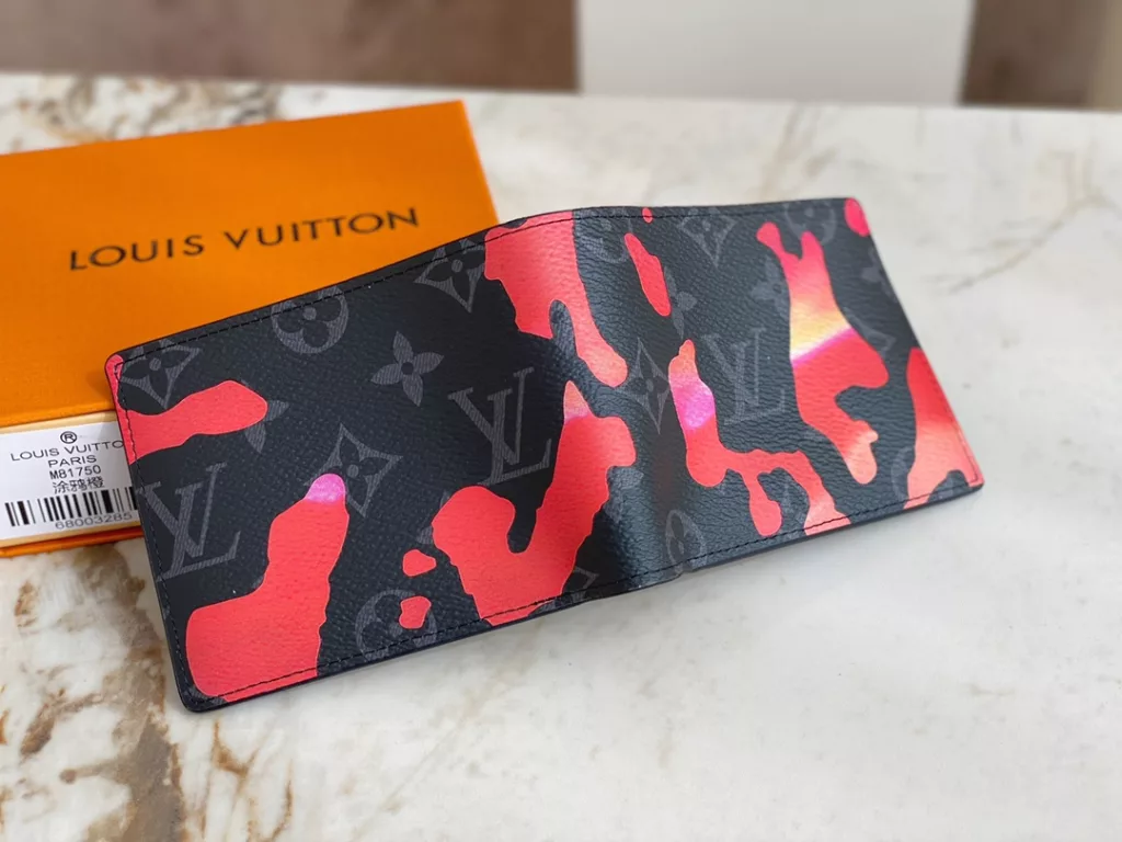 The M81750 silk printed suit wallet series, Multi wallet, draws inspiration from street graffiti art and repaints classic Monogram patterns on coated canvas surfaces. The leather interior features card compartments and pockets to ensure orderly storage. 11.5 x 9 x 1.5 cm