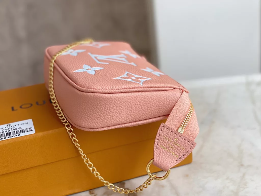 [Top quality original order] M80501 Pink Full Leather Mahjong Bag Wallet Series New Mahjong Bag This mini leather bag has been updated in the By The Pool series and is made of Monogram Imprente leather for the first time, adorned with gradient Monogram embossed patterns. This 2021 Summer Special Edition embodies the style of leather goods, accessories, and fashion boutiques, with a gold chain strap on the bag body that can be tied to a handbag or belt, suitable for storing essential items. 15.5 x 10.5 x 4 cm.