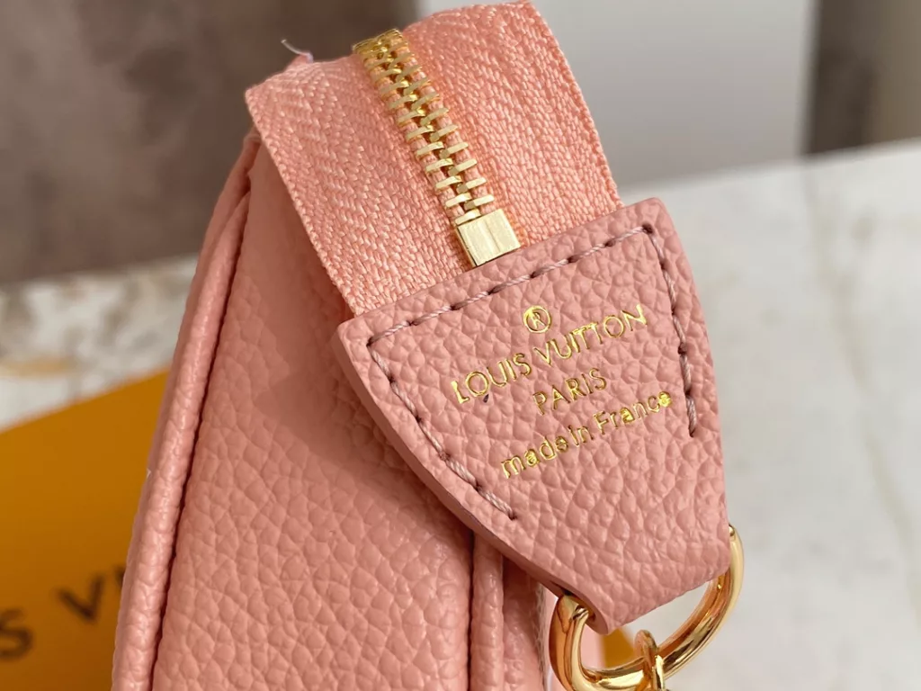 [Top quality original order] M80501 Pink Full Leather Mahjong Bag Wallet Series New Mahjong Bag This mini leather bag has been updated in the By The Pool series and is made of Monogram Imprente leather for the first time, adorned with gradient Monogram embossed patterns. This 2021 Summer Special Edition embodies the style of leather goods, accessories, and fashion boutiques, with a gold chain strap on the bag body that can be tied to a handbag or belt, suitable for storing essential items. 15.5 x 10.5 x 4 cm.