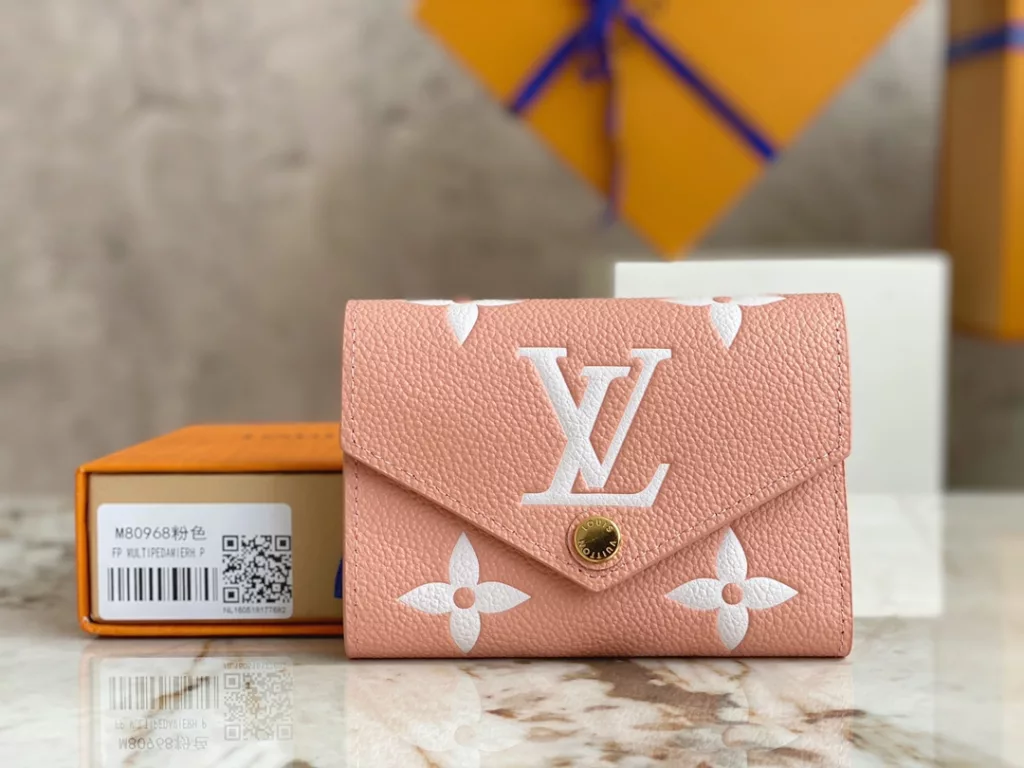 【 Top quality original order 】 The M80968 pink full leather three fold wallet series VICTORINE wallet features classic Monogram embossing in Monogram Imprente soft grain leather, making it more exquisite in a two tone effect. Doudou Trifold Short Clip Wallet OO [handshake] [handshake] The compact configuration can easily accommodate banknotes, coins, and cards. Detailed features 12 x 9.5 x 1.5cm.