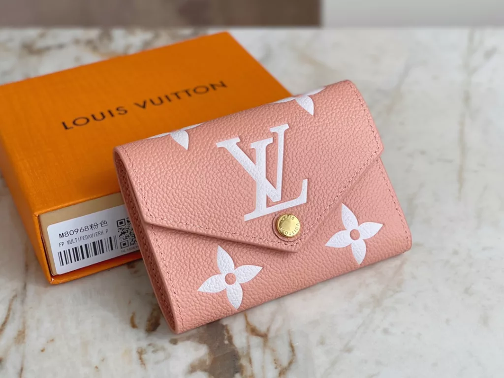 【 Top quality original order 】 The M80968 pink full leather three fold wallet series VICTORINE wallet features classic Monogram embossing in Monogram Imprente soft grain leather, making it more exquisite in a two tone effect. Doudou Trifold Short Clip Wallet OO [handshake] [handshake] The compact configuration can easily accommodate banknotes, coins, and cards. Detailed features 12 x 9.5 x 1.5cm.