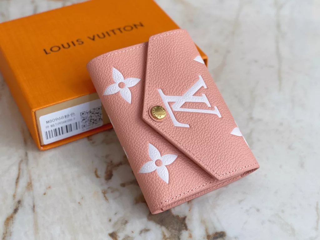 【 Top quality original order 】 The M80968 pink full leather three fold wallet series VICTORINE wallet features classic Monogram embossing in Monogram Imprente soft grain leather, making it more exquisite in a two tone effect. Doudou Trifold Short Clip Wallet OO [handshake] [handshake] The compact configuration can easily accommodate banknotes, coins, and cards. Detailed features 12 x 9.5 x 1.5cm.